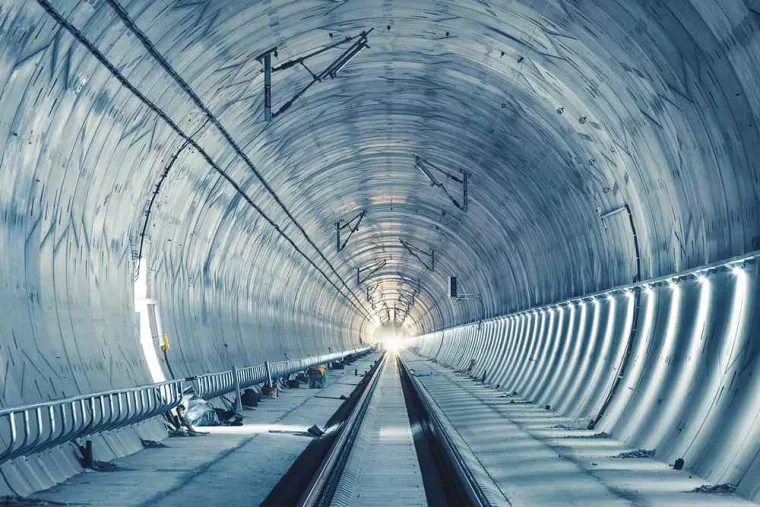Application de béton projeté pour travaux de tunnels et infrastructures, Marseille, Azur Pompe